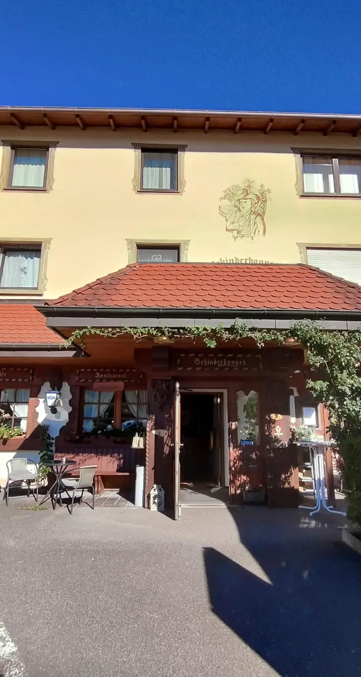 Das Schinderhannes von außen, mit Wandmalerei und Restaurant-Eingang
