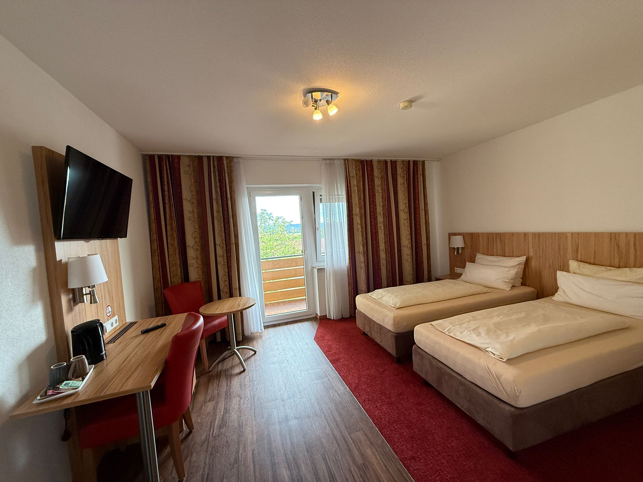 Doppelzimmer mit zwei Betten und Balkon im Schinderhannes