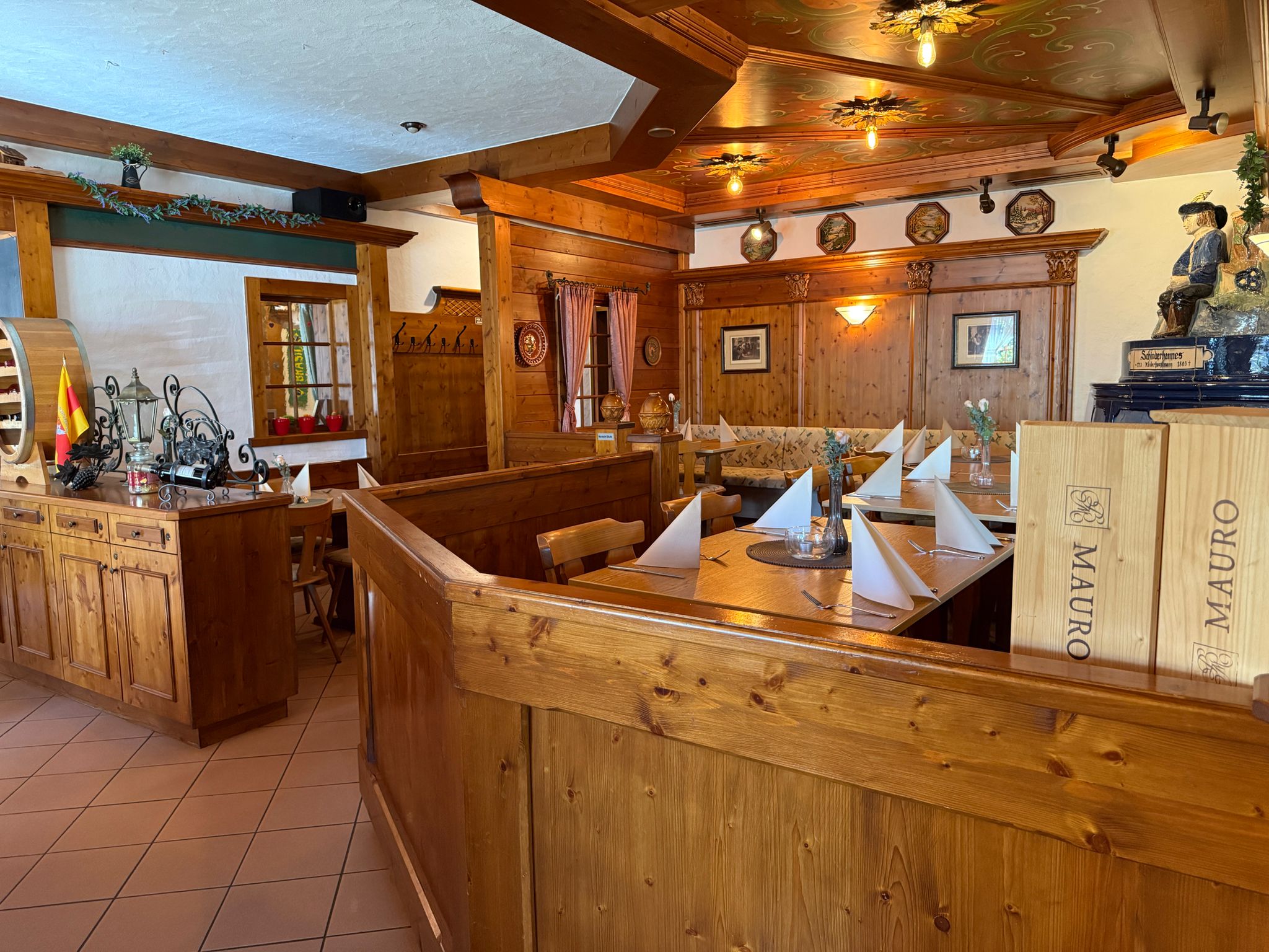Die holzvertäfelte Gaststube des Schinderhannes mit eingedeckten Tischen