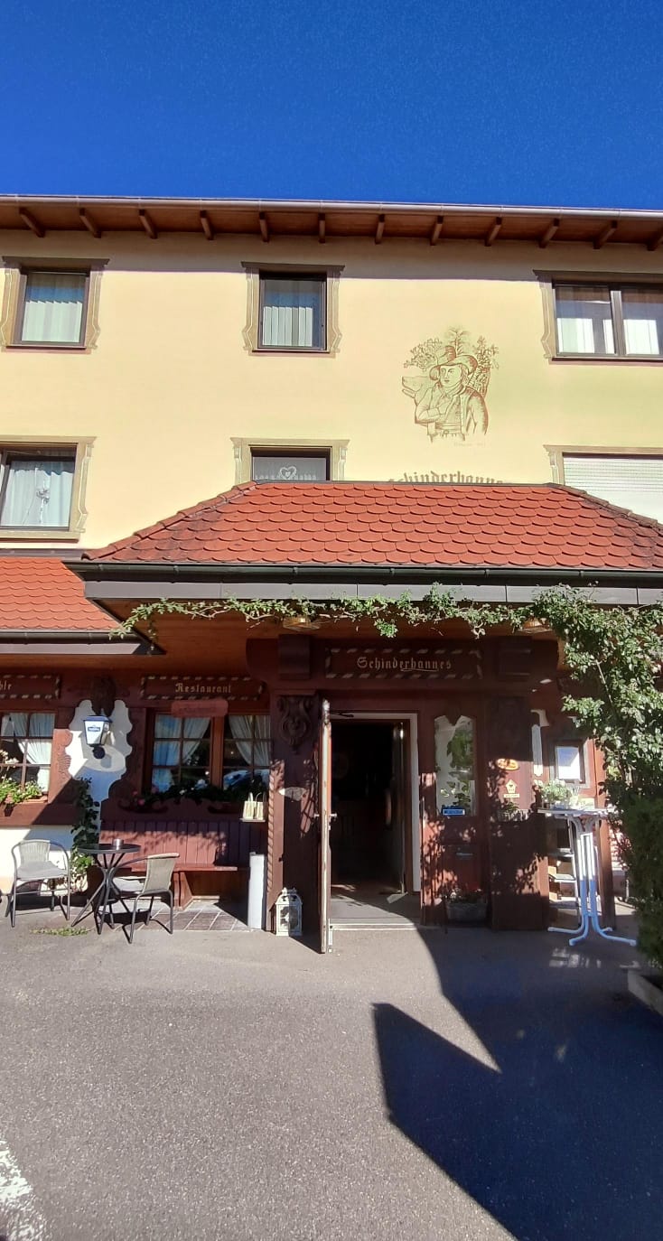 Das Schinderhannes von außen, mit Wandmalerei und Restaurant-Eingang
