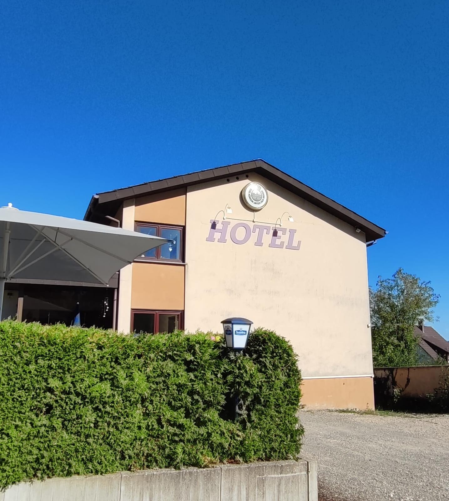 Das Hotelgebäude des Schinderhannes mit HOTEL-Schriftzug