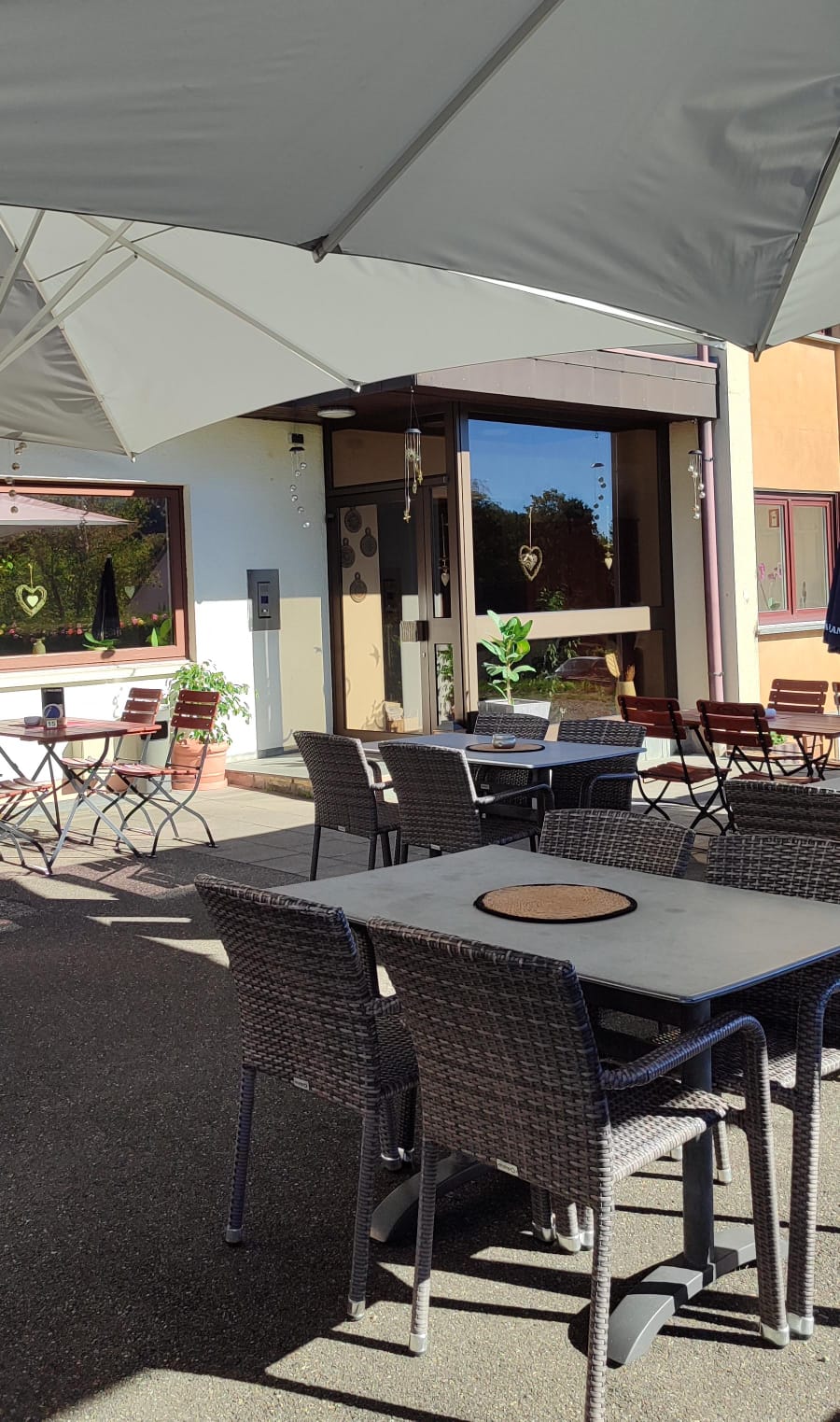 Die Terrasse des Schinderhannes mit Sonnenschirmen vor dem Eingang